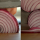 Imagen para el artículo titulado Cómo algo tan simple como girar la cebolla antes de cortarla puede cambiar el sabor de tus platos
